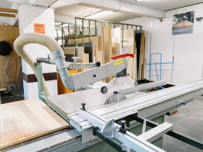 Eine präzise Tischsäge in der Werkstatt von Sperrholz Wölbert Dortmund zur Bearbeitung von Massivholz und Platten.
