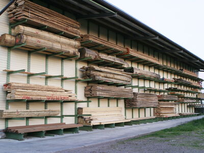 Lager mit Sperrholz und Massivholzplatten bei Wölbert in Beltheim-Sevenich, ideal für Türen und Böden. | © Wölbert