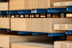 Lagermaterial von Sperrholz Wölbert in Dortmund, stapelweise Platten für Türen und Böden. | © Wölbert