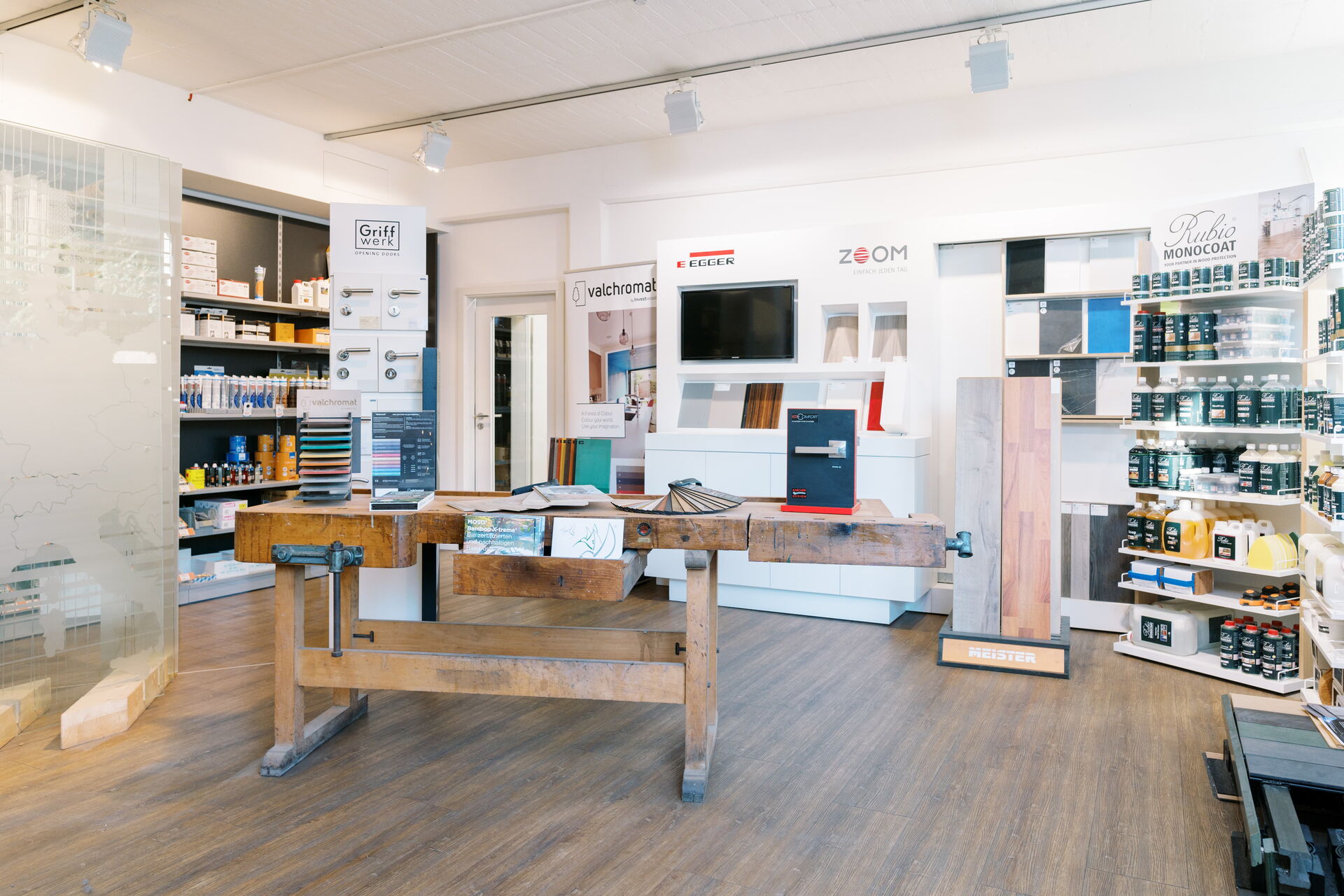 Ein modernes Geschäft in Dortmund bietet Sperrholz, Massivholz und Zubehör für Türen und Böden an. | © Sperrholz Wölbert