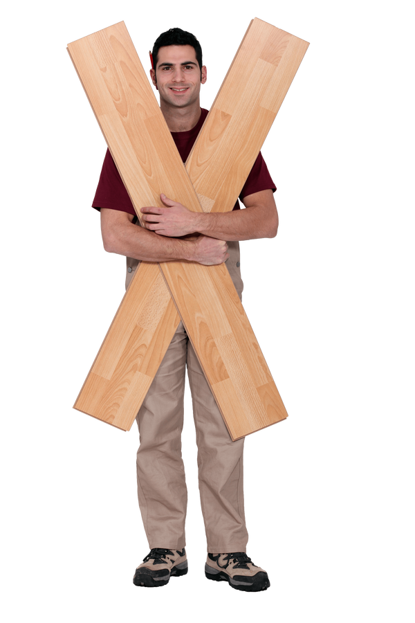 Ein Mitarbeiter von Sperrholz Wölbert in Dortmund hält Laminatplatten für Türen und Böden in der Hand. | © Wölbert