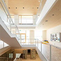 Moderne Innenarchitektur mit Sperrholz Wölbert, hellen Böden und offenen Räumen in Dortmund. | © Wölbert