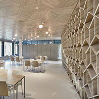 Moderne Innenarchitektur mit Sperrholz Wölbert Platten und stilvollen Möbeln in einem hellen Raum | © Wölbert