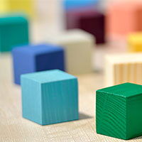 Bunte Holzwürfel in verschiedenen Farben und Größen, ideal für Dekore und Zubehör von Sperrholz Wölbert | © Wölbert.