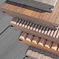 Detailaufnahme von Sperrholzplatten in verschiedenen Holzfarben, ideal für Türen und Böden. | © Wölbert
