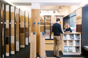 Kundenberatung zu Sperrholz und Massivholz in einem modernen Geschäft in Dortmund | © Wölbert
