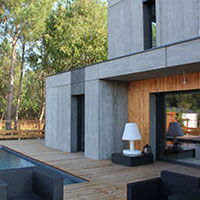 Moderne Architektur mit Holzverkleidung, die Sperrholz Wölbert für Türen und Böden nutzt. | © Wölbert